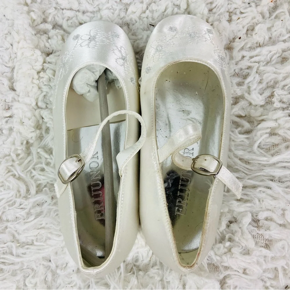 ERIJUNOR White satin Mary Jane Shoes with Floral embroidered Design size 12.5